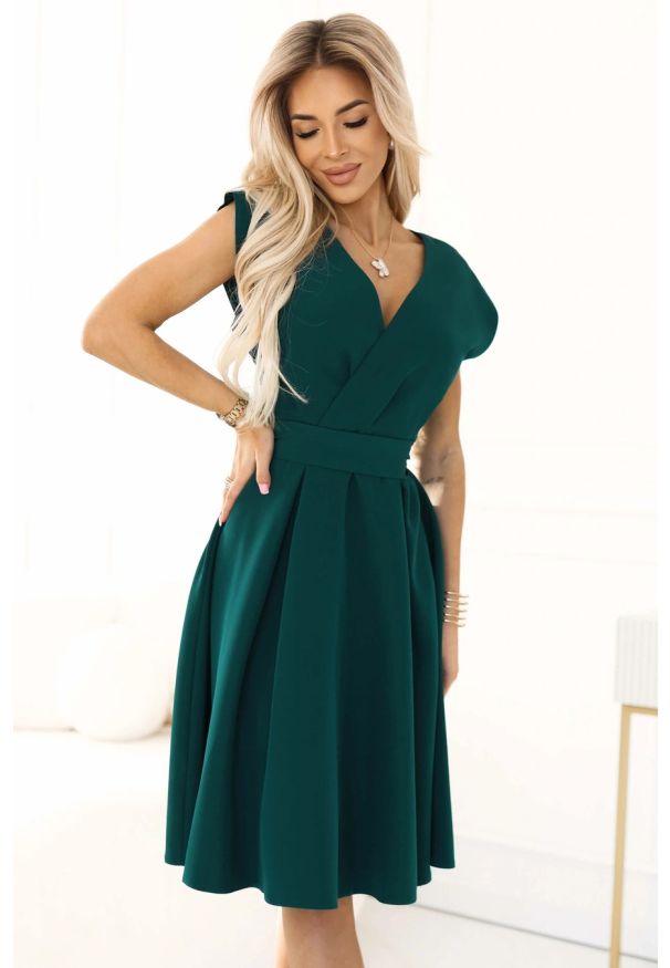 Numoco - Rozkloszowana sukienka koktajlowa z dekoltem V zielona. Okazja: na ślub cywilny, na imprezę, na wesele. Kolor: różowy, zielony, morski. Styl: wizytowy