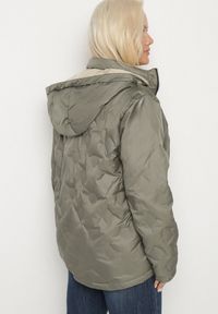 Born2be - Zielona Kurtka Dwustronna z Odpinanym Kapturem Frolbia. Okazja: na co dzień. Kolor: zielony. Materiał: jeans. Wzór: gładki. Styl: elegancki, casual, klasyczny #6