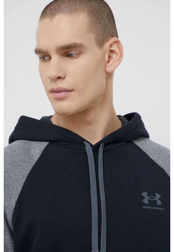 Under Armour Bluza 1366357 męska kolor czarny z kapturem z aplikacją. Typ kołnierza: kaptur. Kolor: czarny. Długość rękawa: raglanowy rękaw. Wzór: aplikacja