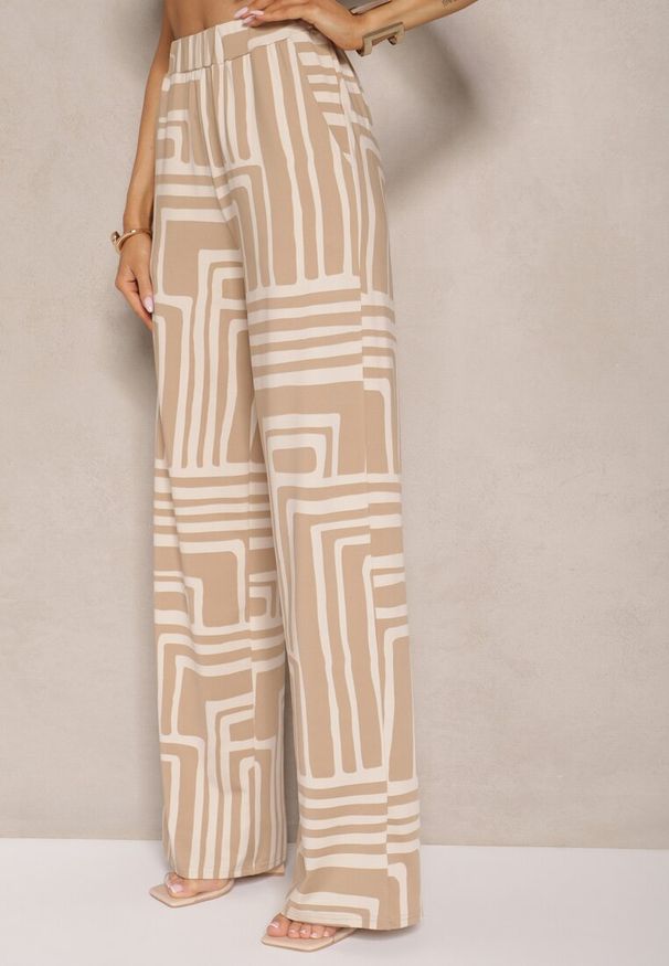 Renee - Beżowe Spodnie z Wiskozą o Szerokim Kroju Zdobione Geometrycznym Wzorem Adiriva. Okazja: na co dzień. Stan: podwyższony. Kolor: beżowy. Materiał: wiskoza. Wzór: aplikacja, geometria. Sezon: wiosna, lato. Styl: casual, klasyczny