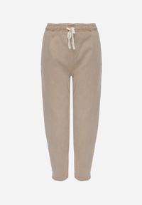 Born2be - Beżowe Bawełniane Jeansy Mom Fit z Wysokim Stanem i Wiązaniem w Talii Raeney. Okazja: na co dzień. Stan: podwyższony. Kolor: beżowy. Długość: krótkie. Styl: elegancki, casual #4