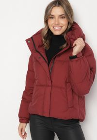 Born2be - Bordowa Pikowana Kurtka Puffer z Kapturem i Kieszonką przy Rękawie Galieana. Okazja: na spacer. Typ kołnierza: kaptur. Kolor: czerwony. Materiał: jeans, dzianina. Styl: sportowy, elegancki
