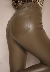 Renee - Brązowe Spodnie o Kroju Skinny z Ekoskóry Zorlemi. Okazja: na co dzień. Stan: podwyższony. Kolor: brązowy. Materiał: koronka. Styl: casual, elegancki #3