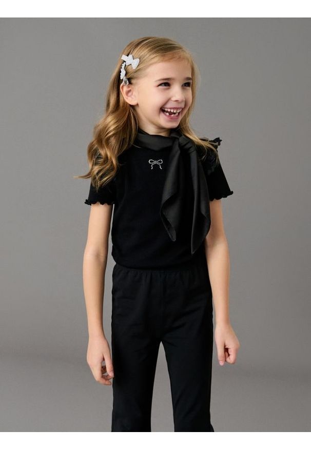 Sinsay - Prążkowana koszulka z ozdobnymi falbanami - czarny. Kolor: czarny. Materiał: prążkowany