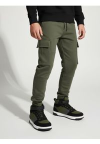 Sinsay - Spodnie dresowe cargo loose - zielony. Kolor: zielony. Materiał: dresówka