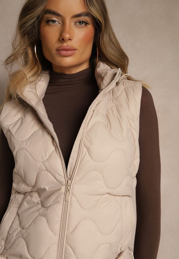 Renee - Ciemnobeżowa Kamizelka z Odpinanym Kapturem i Pikowanym Wzorem Tiozarе. Okazja: na co dzień. Kolor: beżowy. Materiał: jeans. Sezon: jesień. Styl: casual