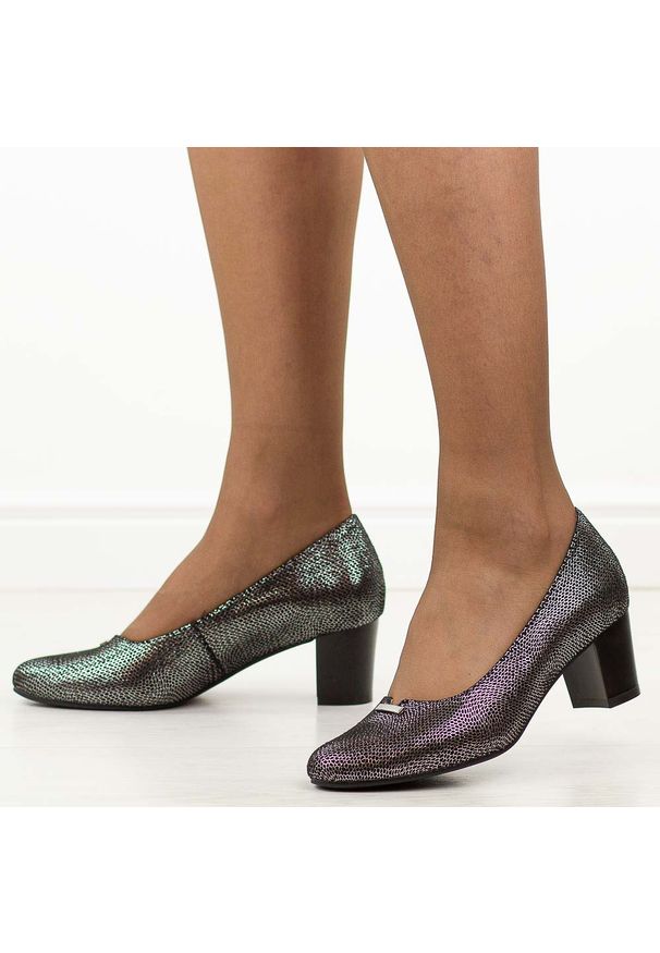 POTOCKI - Czarne czółenka damskie na słupku Potocki 12583. Okazja: na imprezę, na co dzień, na spotkanie biznesowe, na wesele, na ślub cywilny. Nosek buta: okrągły. Kolor: czarny. Szerokość cholewki: normalna. Wzór: aplikacja. Materiał: skóra. Sezon: wiosna, lato. Obcas: na słupku. Styl: biznesowy, casual, elegancki, wizytowy, klasyczny