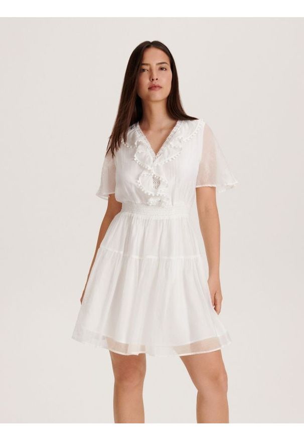 Reserved - Sukienka z lyocellem - biały. Kolor: biały. Materiał: tkanina. Długość: mini