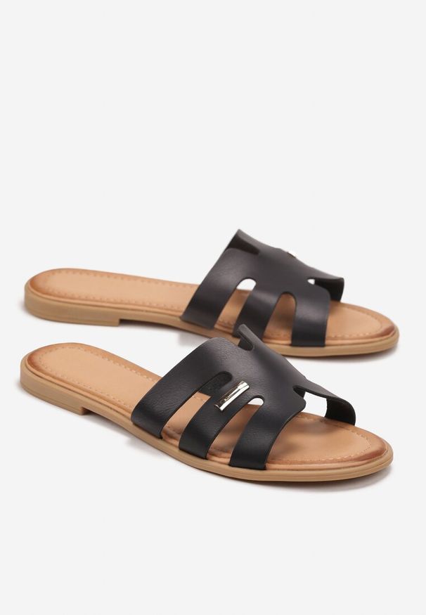 Born2be - Czarne Płaskie Klapki z Paskiem Ozdobionym Wycięciami Linvin. Kolor: czarny. Wzór: aplikacja. Obcas: na płaskiej podeszwie. Styl: elegancki