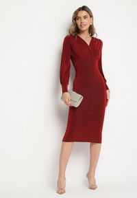 Born2be - Czerwona Dopasowana Sukienka z Kopertowym Dekoltem i Bufiastymi Rękawami Ulonissa. Kolor: czerwony. Materiał: tkanina. Typ sukienki: kopertowe. Styl: klasyczny #4