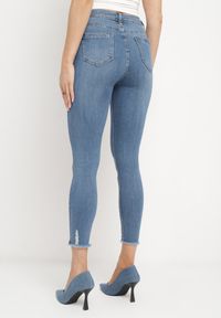 Born2be - Niebieskie Jeansy Skinny z Przetarciami Ridanca. Kolor: niebieski