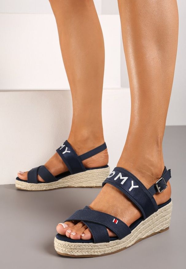 Born2be - Granatowe Sandały na Niskim Koturnie z Przeplatanymi Paskami w Stylu Boho Zapinane przy Kostce Herianna. Zapięcie: pasek. Kolor: niebieski. Sezon: lato. Obcas: na koturnie. Styl: boho