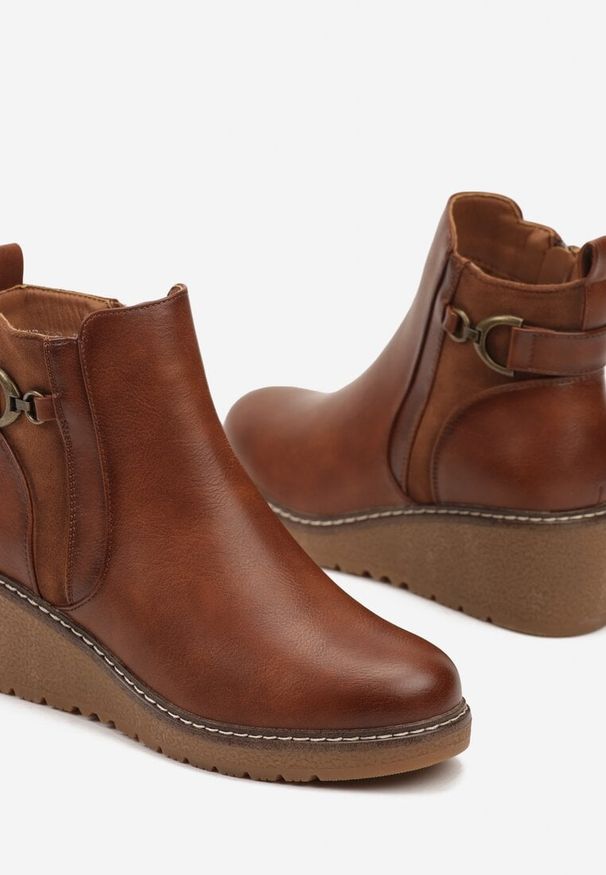 Born2be - Brązowe Botki na Koturnie Ozdobione Metalową Aplikacją Ravendira. Okazja: na co dzień. Kolor: brązowy. Wzór: aplikacja. Sezon: jesień. Obcas: na koturnie. Styl: casual, elegancki