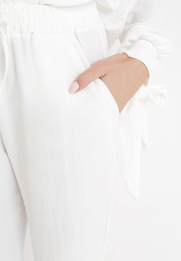 Born2be - Białe Szorty za Kolano z Gumką w Pasie Daralis. Okazja: na co dzień. Kolor: biały. Materiał: materiał. Styl: casual