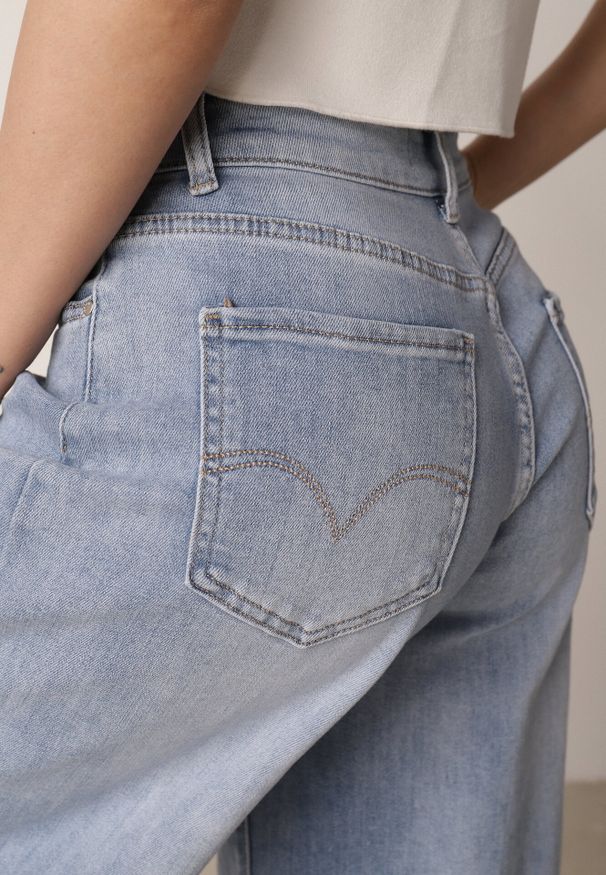 Born2be - Niebieskie Jeansowe Szorty z Bawełny w Stylu Bermudów z Szerokimi Nogawkami Neamemenis. Okazja: na imprezę, na co dzień, na spacer. Kolekcja: plus size. Kolor: niebieski. Materiał: jeans, bawełna. Sezon: lato. Styl: casual, elegancki