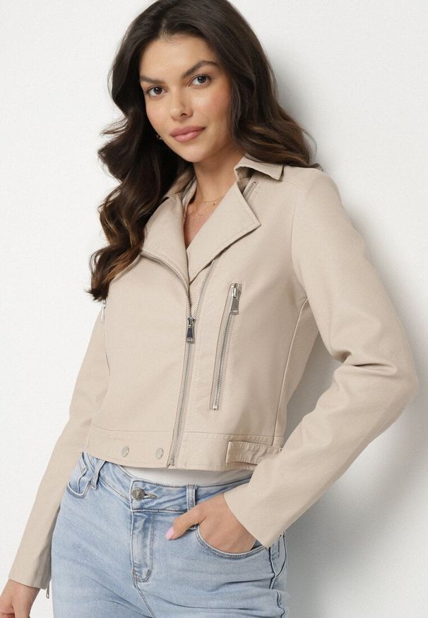 Born2be - Beżowa Kurtka w Stylu Ramoneski z Ozdobnymi Napami Zolvezia. Okazja: na co dzień. Kolor: beżowy. Materiał: jeans. Styl: elegancki, casual