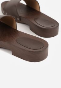 Born2be - Ciemnobrązowe Klapki w Klasycznym Stylu z Nitami Talove. Okazja: na co dzień. Kolor: brązowy. Styl: klasyczny #5