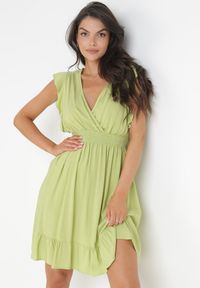 Born2be - Zielona Rozkloszowana Wiskozowa Sukienka Mini z Ozdobnymi Falbankami Onera. Typ kołnierza: kołnierz z falbankami. Kolor: zielony. Materiał: wiskoza. Wzór: aplikacja. Typ sukienki: kopertowe. Długość: mini #5