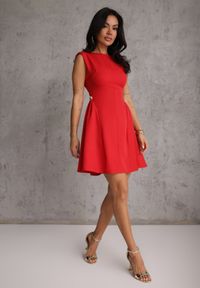 Renee - Czerwona Rozkloszowana Sukienka Bez Rękawów z Odpinanymi Aplikacjami w Pasie Maridina. Kolor: czerwony. Materiał: tkanina. Długość rękawa: bez rękawów. Wzór: aplikacja. Sezon: lato. Typ sukienki: trapezowe. Styl: klasyczny, elegancki #5