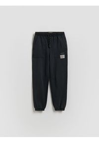 Reserved - Joggery z efektem sprania - czarny. Kolor: czarny. Materiał: bawełna, dzianina