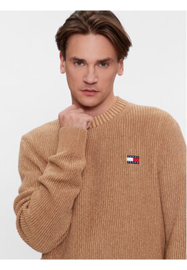 Tommy Jeans Sweter Tonal Xs Badge DM0DM17776 Beżowy Regular Fit. Kolor: beżowy. Materiał: bawełna