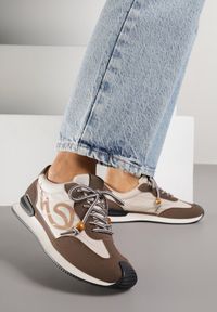 Renee - Brązowe Sneakersy Ozdobione Geometrycznym Motywem Phiaronei. Okazja: na co dzień. Kolor: brązowy. Materiał: jeans. Wzór: geometria, aplikacja #1
