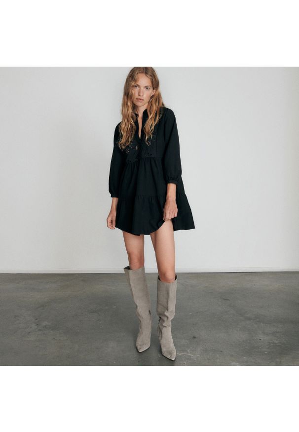 Reserved - Sukienka mini z szydełkową aplikacją - Czarny. Kolor: czarny. Wzór: aplikacja. Długość: mini