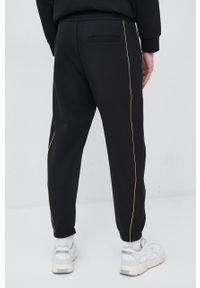 Emporio Armani spodnie dresowe kolor czarny z nadrukiem. Kolor: czarny. Materiał: dresówka. Wzór: nadruk #3