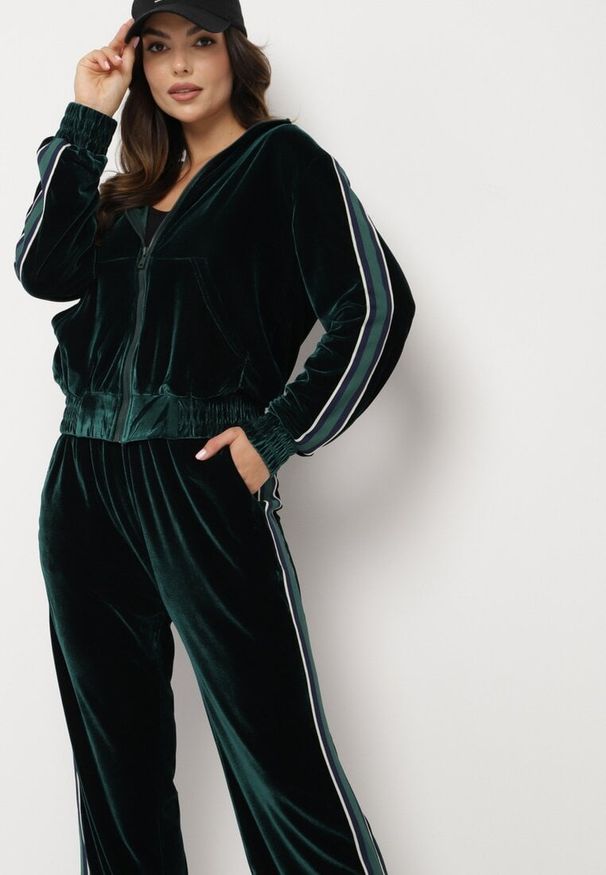 Born2be - Zielony Welurowy Komplet Dresowy z Ozdobnym Lampasem Bluza ze Stójką i Proste Spodnie Seralina. Kolor: zielony. Materiał: dresówka, welur