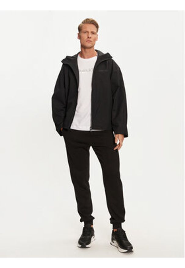 Calvin Klein Performance Kurtka przeciwdeszczowa 00GMF4O520 Czarny Regular Fit. Kolor: czarny. Materiał: syntetyk