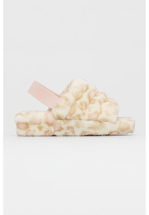 Ugg - UGG Kapcie kolor beżowy. Kolor: beżowy. Materiał: materiał, guma. Obcas: na platformie