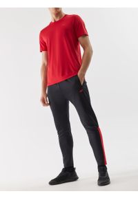 4f - Spodnie treningowe szybkoschnące męskie - głęboka czerń. Kolor: czarny. Materiał: skóra, materiał, syntetyk, elastan, dzianina, włókno. Wzór: ze splotem. Sport: fitness