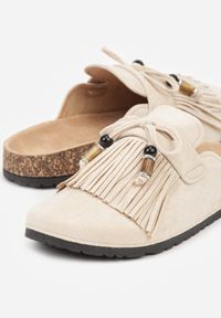 Renee - Beżowe Boho Klapki Mule z Imitacji Zamszu z Frędzlami i Koralikami Elwedila. Okazja: na randkę, na plażę, na co dzień. Kolor: beżowy. Materiał: zamsz. Styl: boho #4