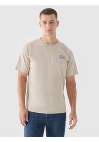4f - 4F T-shirt oversize z nadrukiem męski - beżowy L. Okazja: na co dzień. Kolor: beżowy. Materiał: jersey, bawełna, dzianina. Długość rękawa: krótki rękaw. Długość: krótkie. Wzór: nadruk. Styl: casual, klasyczny, sportowy #1