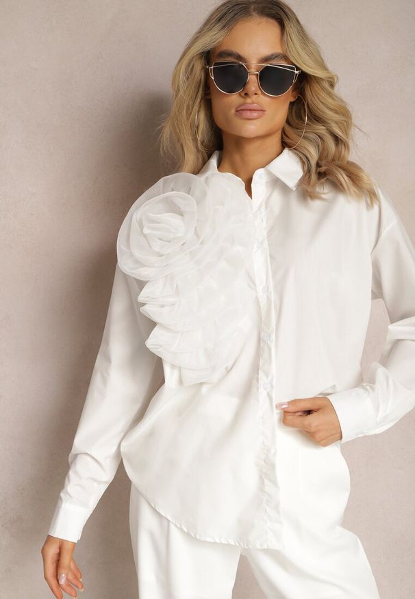 Renee - Biała Klasyczna Koszula z Oryginalną Ozdobą z Transparentnej Tkaniny Feoria. Kolor: biały. Materiał: tkanina. Wzór: aplikacja. Styl: klasyczny