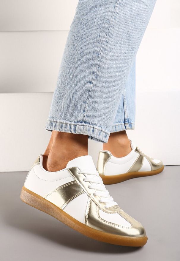 Renee - Złoto-Białe Sneakersy Tenisówki z Ozdobnymi Przeszyciami Sumina. Nosek buta: okrągły. Kolor: biały, złoty. Materiał: materiał. Obcas: na obcasie. Wysokość obcasa: niski