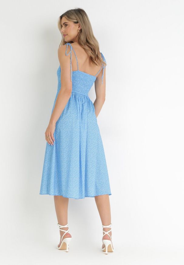 Born2be - Niebieska Sukienka Midi w Kropki na Ramiączkach Ionttis. Kolor: niebieski. Materiał: tkanina. Długość rękawa: na ramiączkach. Wzór: kropki. Długość: midi