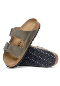 Klapki Birkenstock Arizona 1027022 brązowe. Okazja: na co dzień. Zapięcie: pasek. Kolor: brązowy. Materiał: materiał. Wzór: paski. Styl: klasyczny, casual #1