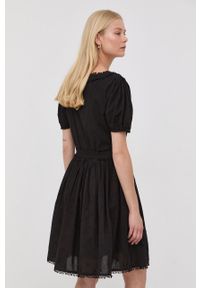 Guess sukienka bawełniana kolor czarny mini rozkloszowana. Kolor: czarny. Materiał: bawełna. Długość rękawa: krótki rękaw. Wzór: haft. Długość: mini