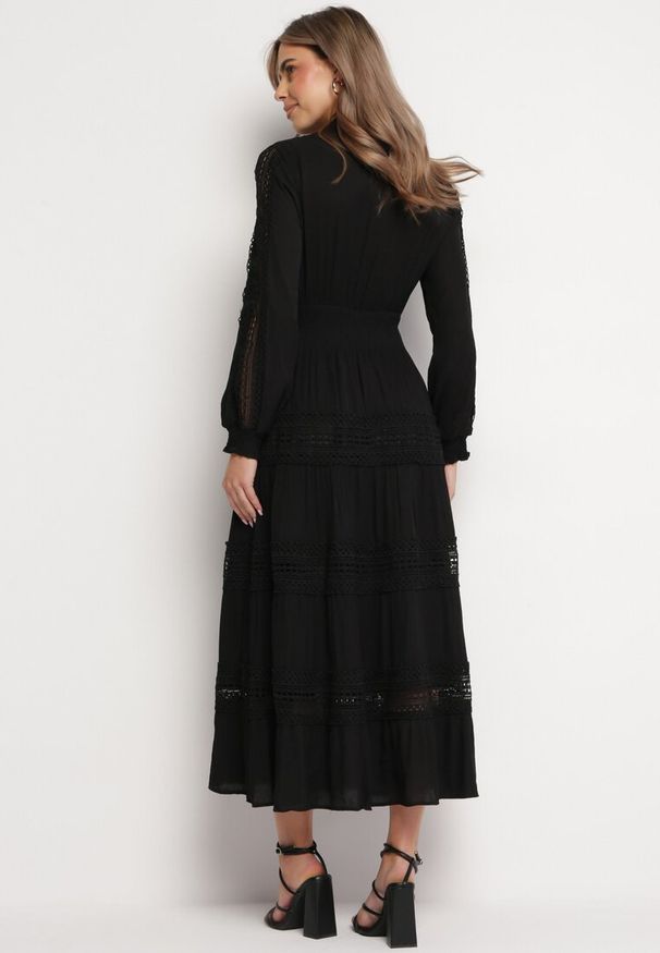 Born2be - Czarna Rozkloszowana Sukienka Maxi z Gumką w Talii i Ażurowym Zdobieniem Binaella. Kolor: czarny. Wzór: ażurowy, aplikacja. Sezon: zima, jesień. Długość: maxi