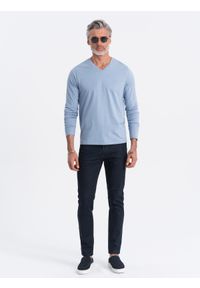 Ombre Clothing - Męski longsleeve bez nadruku z dekoltem w serek - niebieski denim V9 - Rozmiar: L. Okazja: na co dzień. Typ kołnierza: dekolt w serek. Kolor: niebieski. Materiał: denim. Długość rękawa: długi rękaw. Długość: długie. Wzór: gładki, jednolity. Styl: klasyczny, casual, elegancki #5