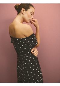 Reserved - Sukienka midi w groszki - ciemnobrązowy. Kolor: brązowy. Materiał: tkanina. Wzór: grochy. Typ sukienki: proste. Długość: midi #1