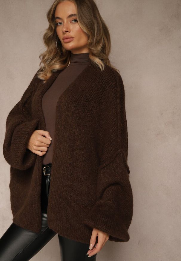 Renee - Brązowy Niezapinany Kardigan Nietoperzowy z Dodatkiem Wełny i Wiskozy Rallidia. Kolor: brązowy. Materiał: wełna, wiskoza. Wzór: gładki