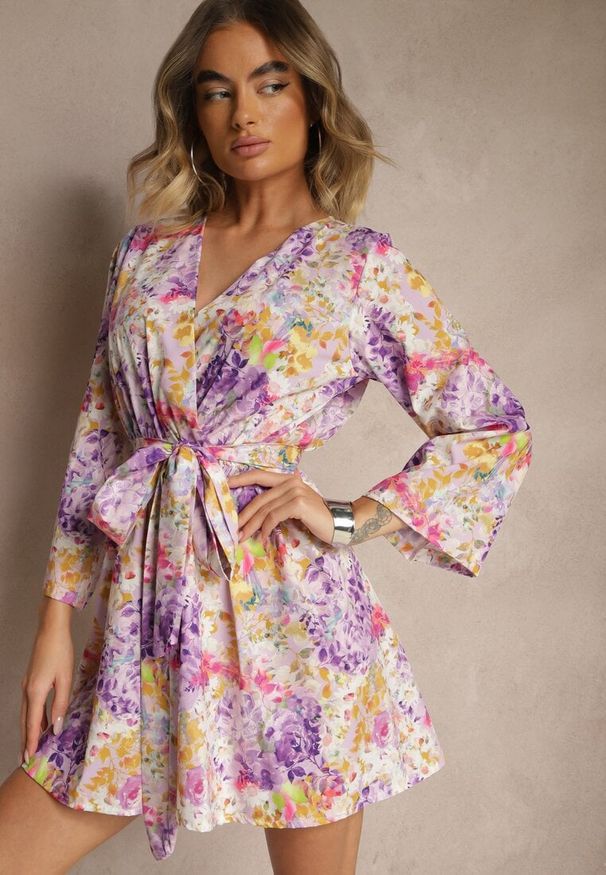 Renee - Fioletowy Kopertowy Kombinezon z Wiązanym Paskiem i Rozszerzanymi Rękawami Telurea. Okazja: na co dzień, na randkę. Kolor: fioletowy. Styl: elegancki, casual
