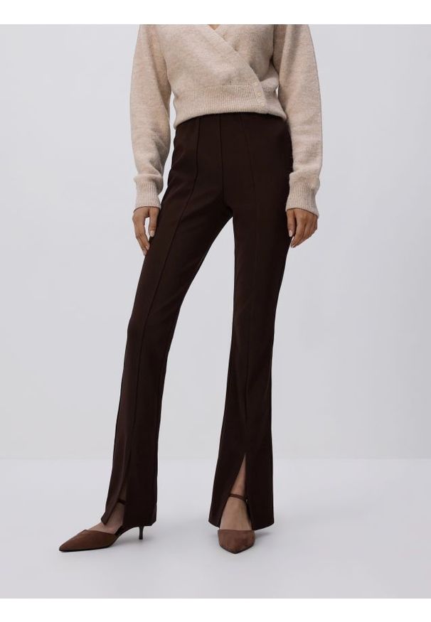 Reserved - Legginsy z rozcięciami - ciemnobrązowy. Kolor: brązowy. Materiał: dzianina
