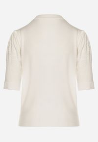 Born2be - Biały T-shirt z Ażurowymi Rękawami Unessea. Okazja: do pracy, na co dzień. Kolor: biały. Materiał: skóra, jeans. Wzór: ażurowy. Styl: casual, klasyczny