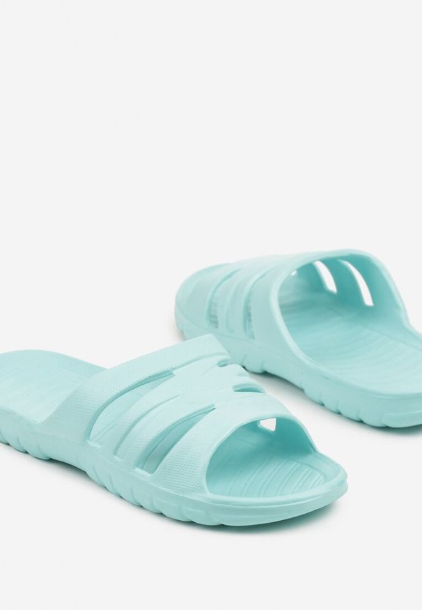 Born2be - Niebieskie Piankowe Klapki z Ozdobnymi Wycięciami Solritia. Okazja: na plażę, na spacer. Kolor: niebieski. Materiał: jeans. Sezon: lato