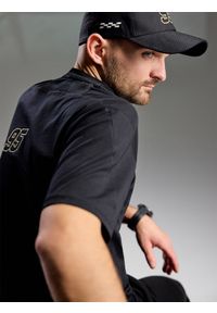 4f - 4F T-shirt regular męski 4F x Bartosz Zmarzlik - czarny 3XL. Okazja: na co dzień. Kolor: czarny. Materiał: jersey, dzianina, bawełna. Długość rękawa: krótki rękaw. Długość: krótkie. Wzór: ze splotem, haft, gładki. Styl: casual, sportowy, klasyczny #1