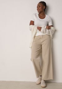 Born2be - Biały Prążkowany T-shirt Ozdobiony po Bokach Marszczeniem Nedisa. Okazja: na co dzień. Kolor: biały. Materiał: prążkowany. Wzór: aplikacja. Styl: casual #2