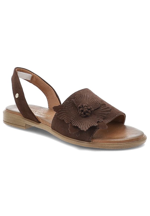 Sandały damskie Armodo, cholewka ze skóry naturalnej zamszowej odkryta konstrukcja z szerokim pasem ozdobnym motywem kwiatowym stabilna niska podeszw. Okazja: na co dzień. Zapięcie: pasek. Kolor: brązowy. Wzór: kwiaty. Materiał: zamsz, skóra. Sezon: lato. Obcas: na obcasie. Styl: casual, elegancki. Wysokość obcasa: niski